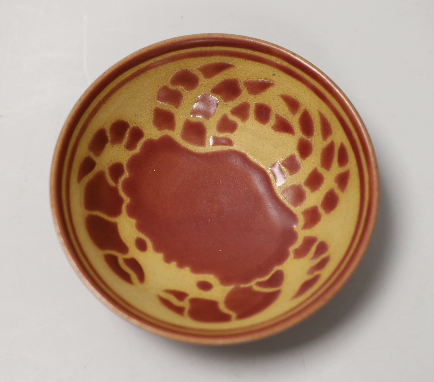 Chris Lewis (British 20th century) bird bowl, together with a Donald Mills small crab dish. Tallest 9cm